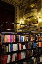 Ancien théâtre à l'italienne fondé en 1920 et fait aujourd'hui fonction de librairie. On peut s'installer dans une des corbeilles pour bouquiner, magique !